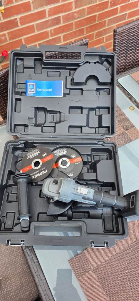 Angle Grinder with Discs and Case – Good Condition