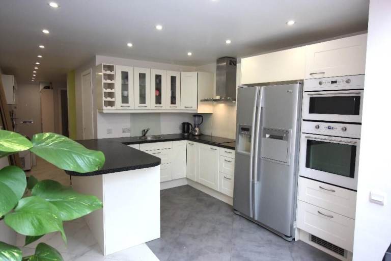 Luxury house underfloor heating 2 mins station