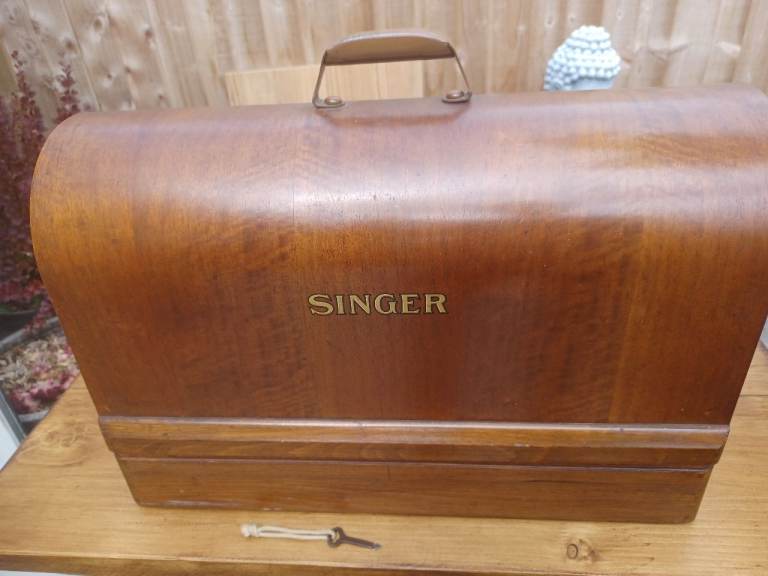 Vintage Singer Sewing Machine with Wooden Case - Good Condition
