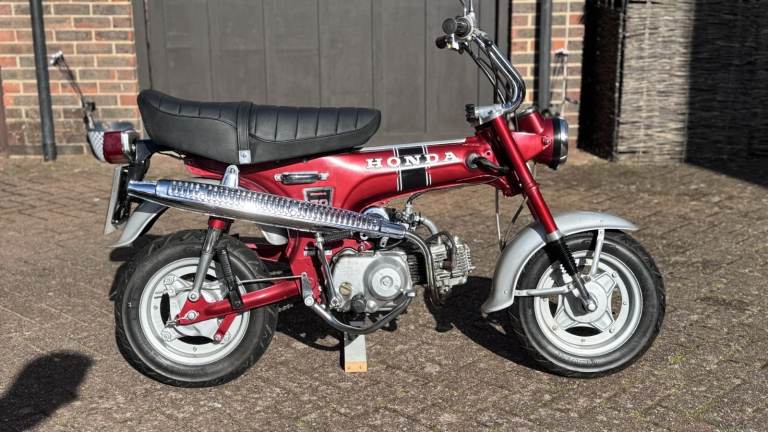 Honda Dax ST70 Candy Ruby Red 🍎