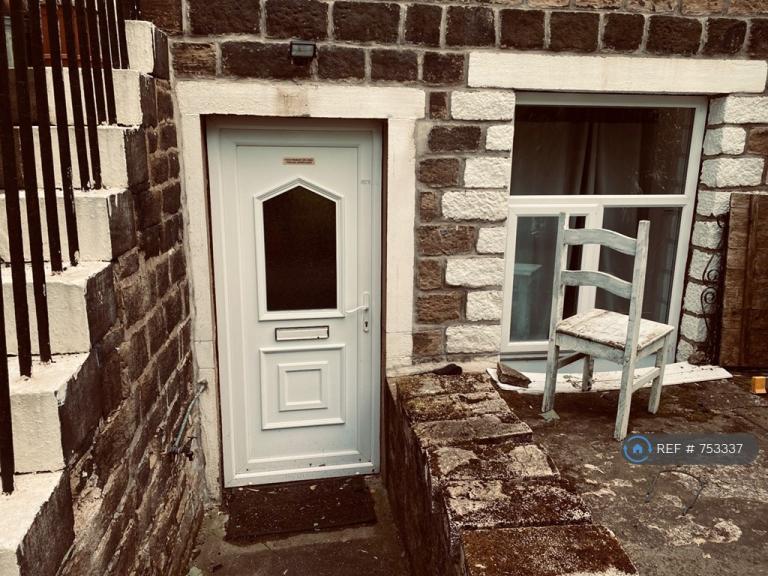 1 bedroom flat in Beaumont Park, Huddersfield, HD4 (1 bed) (#753337)