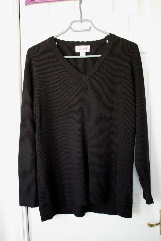 Women's Afibel Black Ribbed knit Sweater Scalloped V-Neck size 18/20.Can be posted.