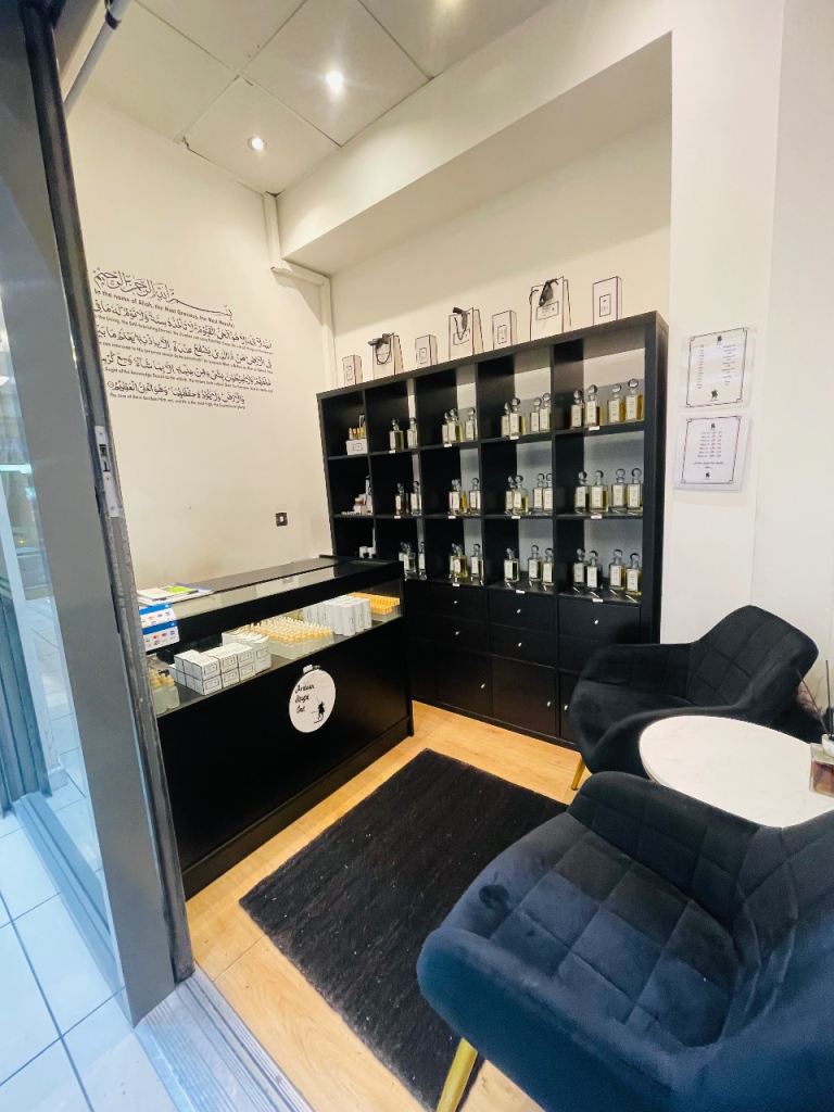 Retail shop ( unit ) all inquiries to let in Fulham SW6 Fulham- All bills included 
