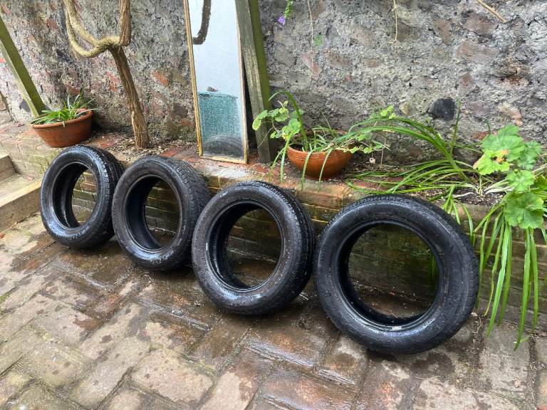 Set of four winter tyres (185/65 R15). 