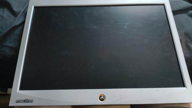 Free monitor, no stand. Tested and working