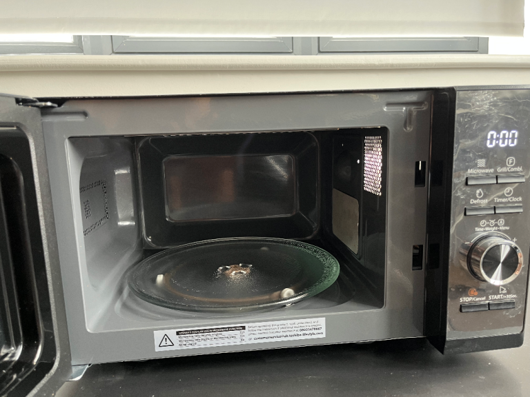 Toshiba 20L 800W Combination Microwave Oven with Grill (Collection from Stratford)