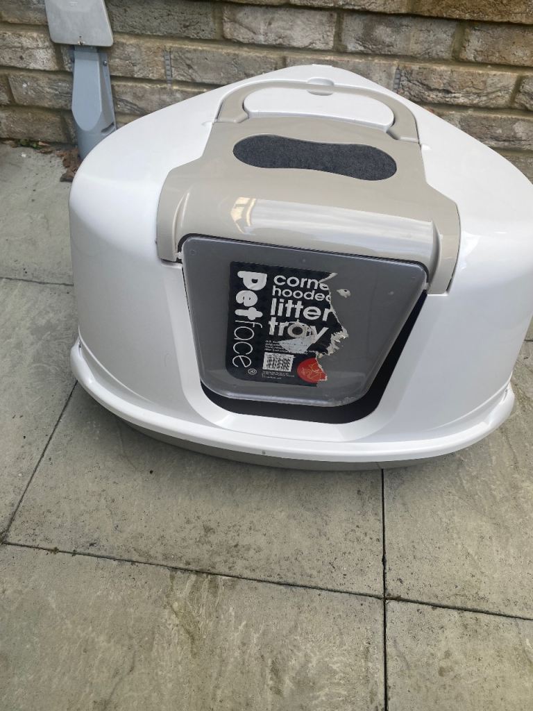 Cat corner litter tray