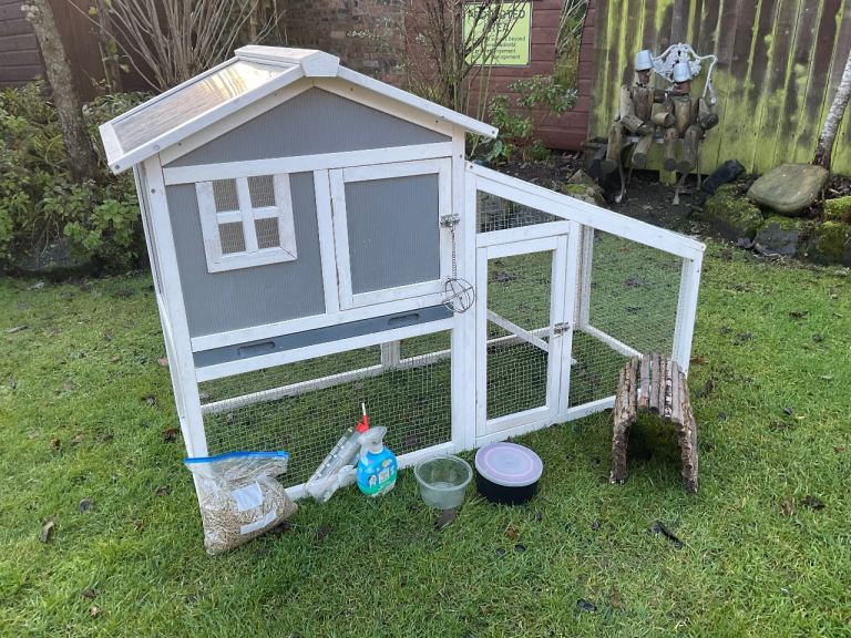 Rabbit / Guinea Pig Hutch. Can deliver. Extras Included Good Condition 