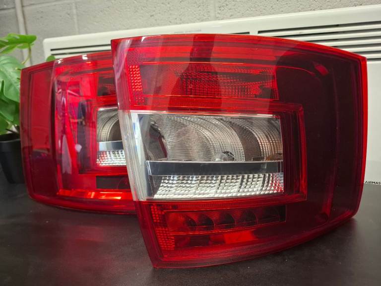 Skoda Octavia Estate rear light cluster Pair 2018 (68 plate)