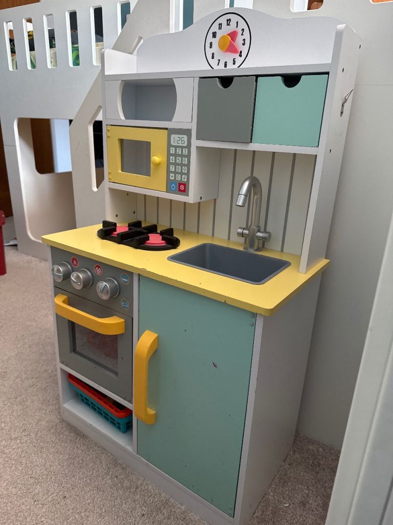 Toy kitchen 