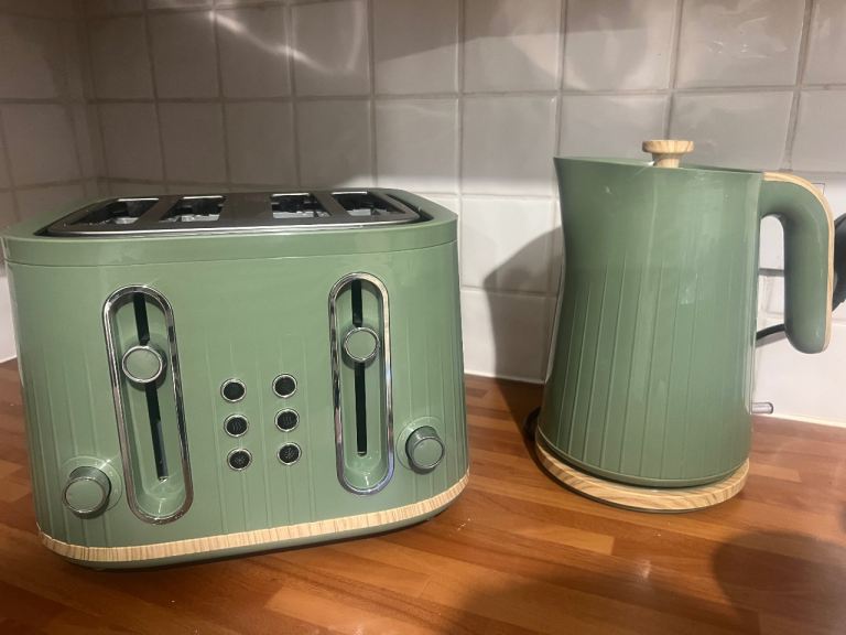 Green Kettle and 4-Slice Toaster Set – Good Condition