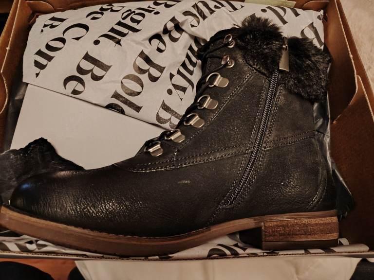 Hush puppies size 5 BNWT 