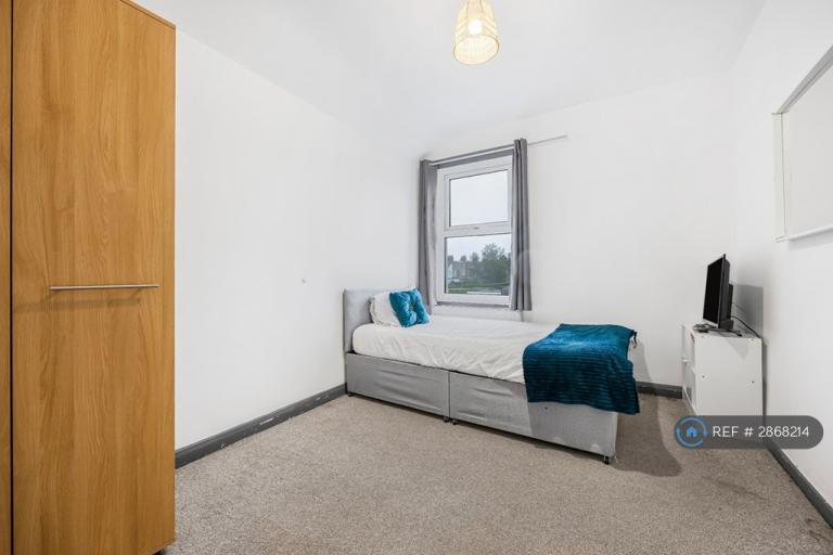1 bedroom in Groves Street, Swindon, SN2 (#2868214)