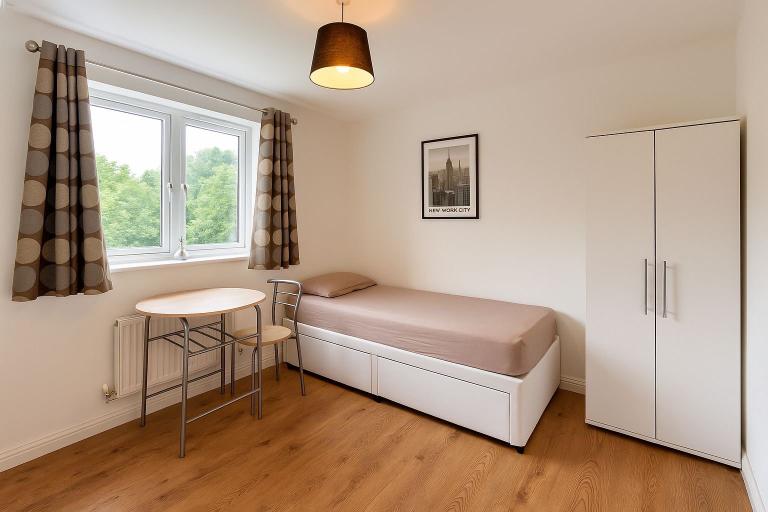 (Not a studio)En-suite room including bills for single occupancy Postcode LU1 1TP