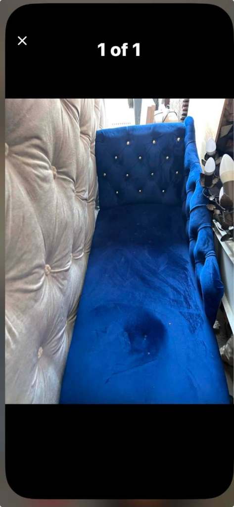 Blue Velvet Chaise Lounge with Tufted Back – Good Condition