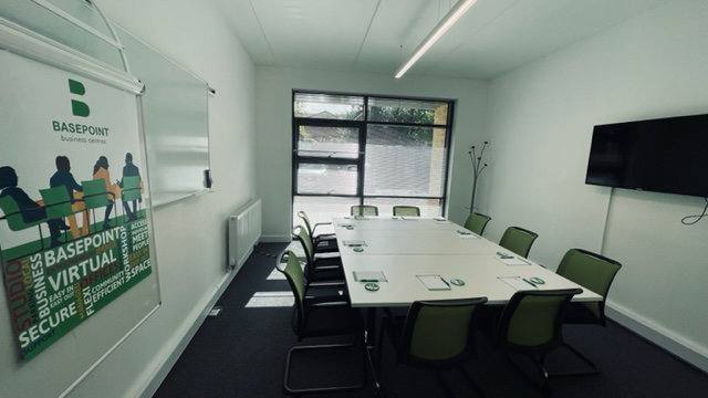 Haywards Heath - RH16 1UA \ Large Flexible Office Space for Up to 10 Desks