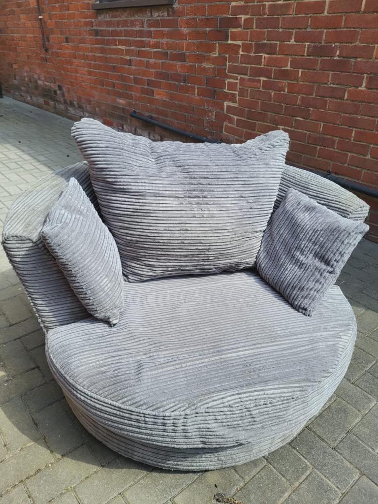 Swivel cuddle chair 