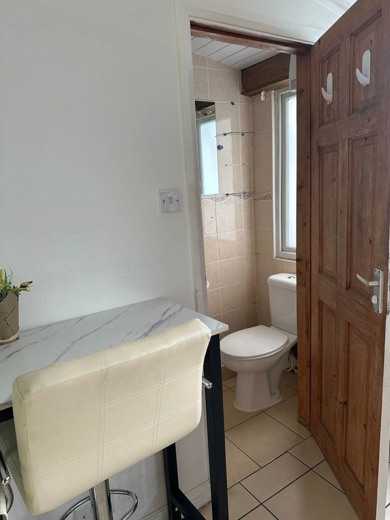 AVAILABLE NOW ENSUITE DOUBLE ROOM IN A HOUSE IN CHINGFORD, E4 8PJ FOR £847pcm.. Professional ONLY!