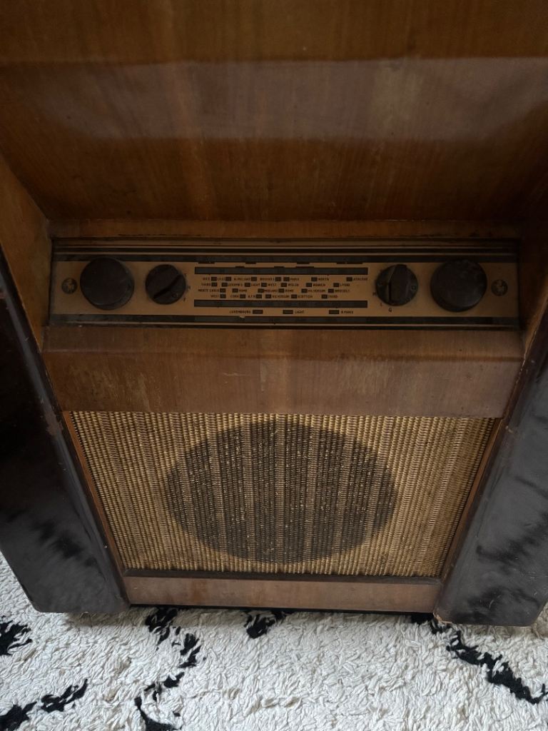 Record Player Invicta Radiogram