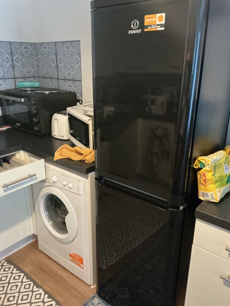 Indesit Black Fridge Freezer – Good Condition