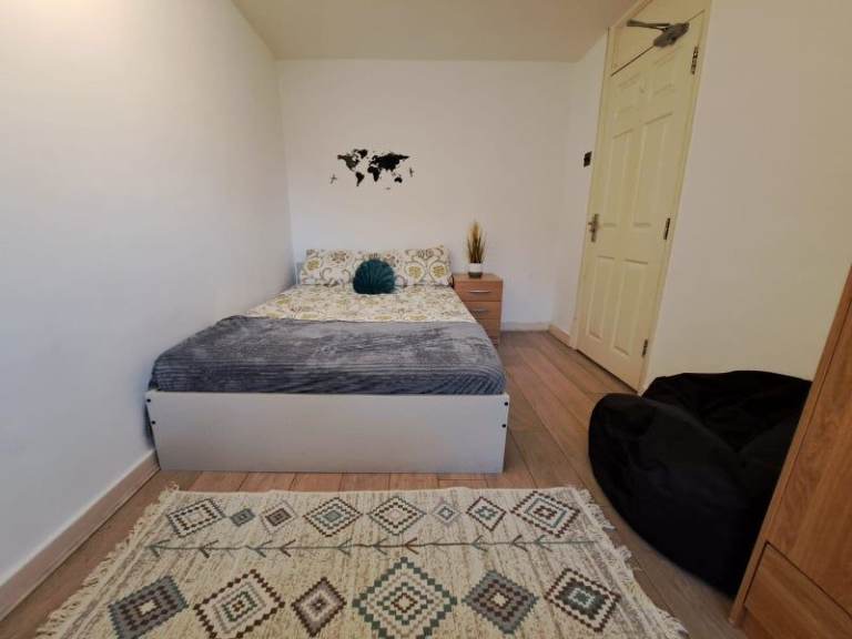 🛌 Lovely 3 Rooms on E14 Available