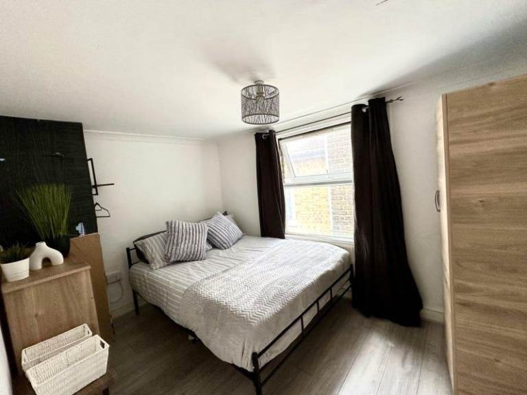 💥 Comfortable Couple Room 🛏️ in a Friendly Shared Home 💥