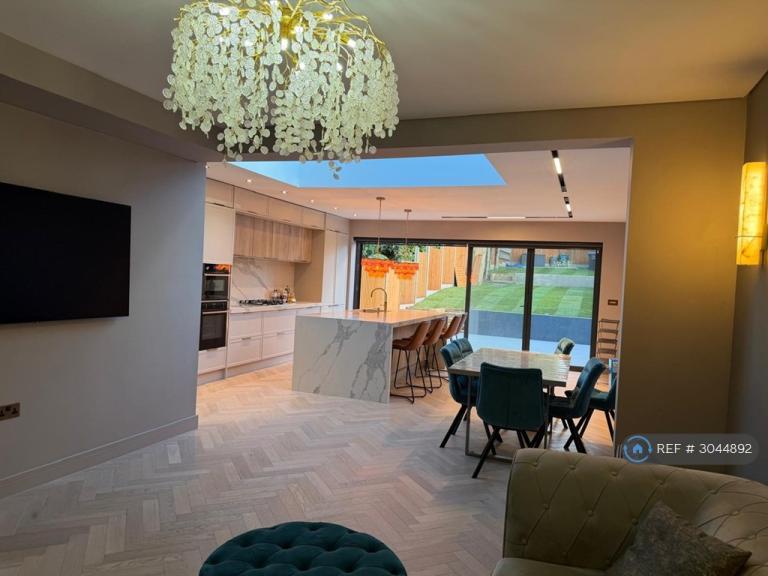 4 bedroom house in Princes Avenue, London, N13 (4 bed) (#3044892)