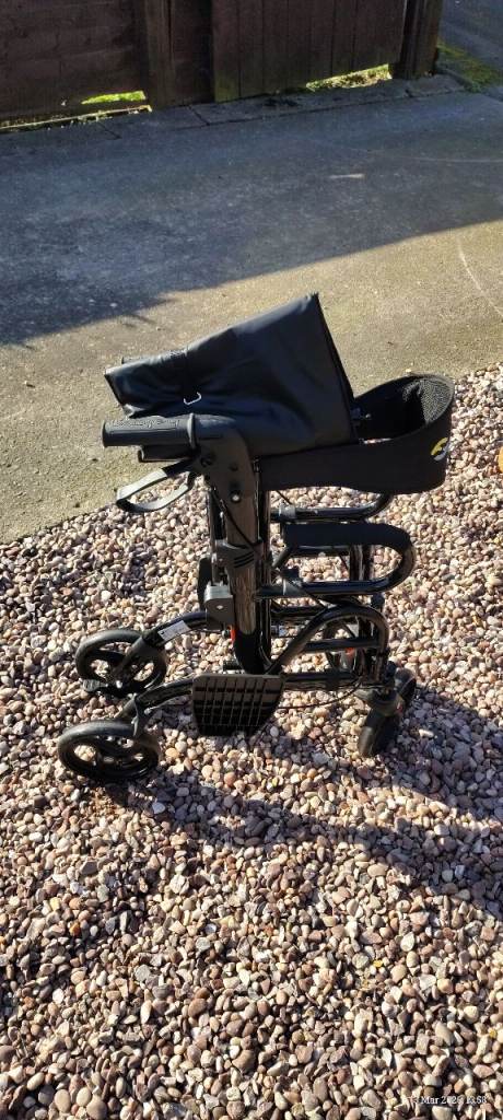 Mobility walker / wheelchair 