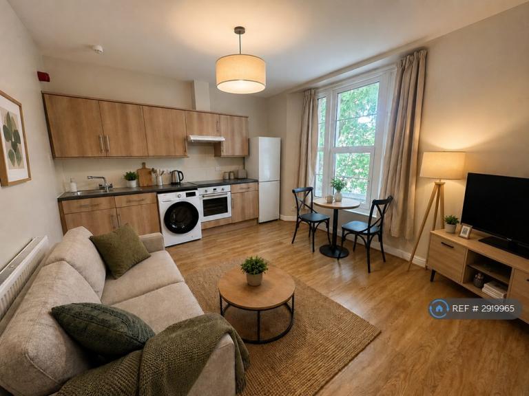 2 bedroom flat in Cheltenham Road, Bristol, BS6 (2 bed) (#2919965)