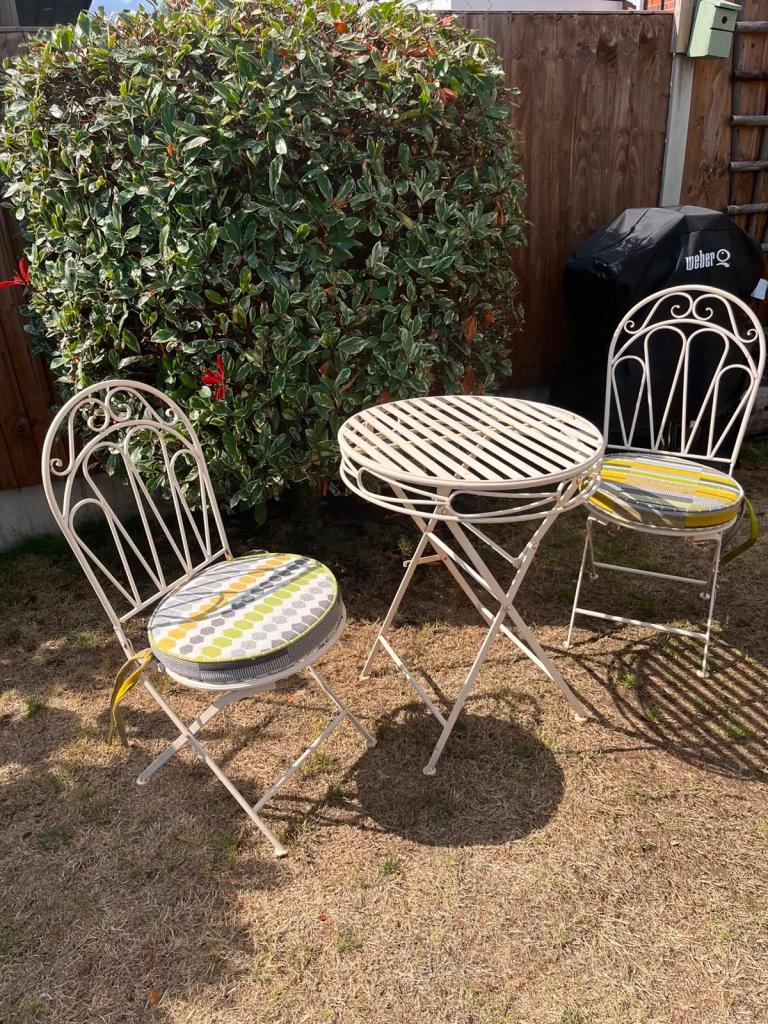 Romance Bistro Garden Set. Table and 2 chairs