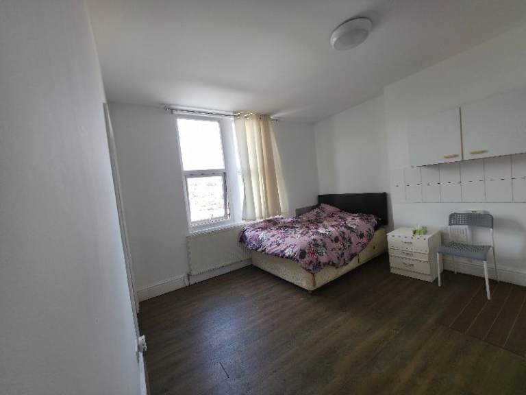 Room with Private Shower Room & WC – Bills Included – No Deposit – £550pcm