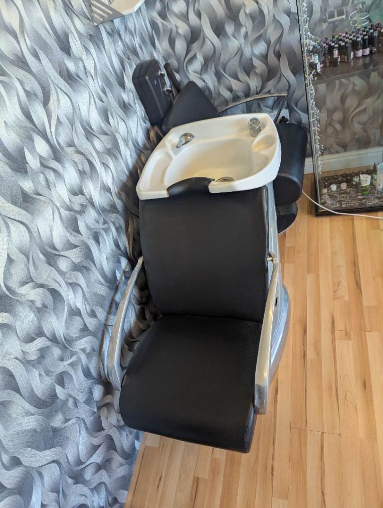Salon Equipment Set – Chair, Wash Basin, Mirror & Trolley