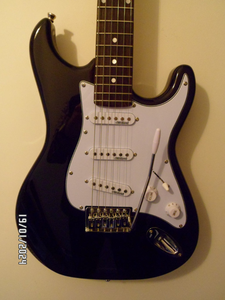 **QUALITY   BUILD  'S'  STYLE  GUITAR  **