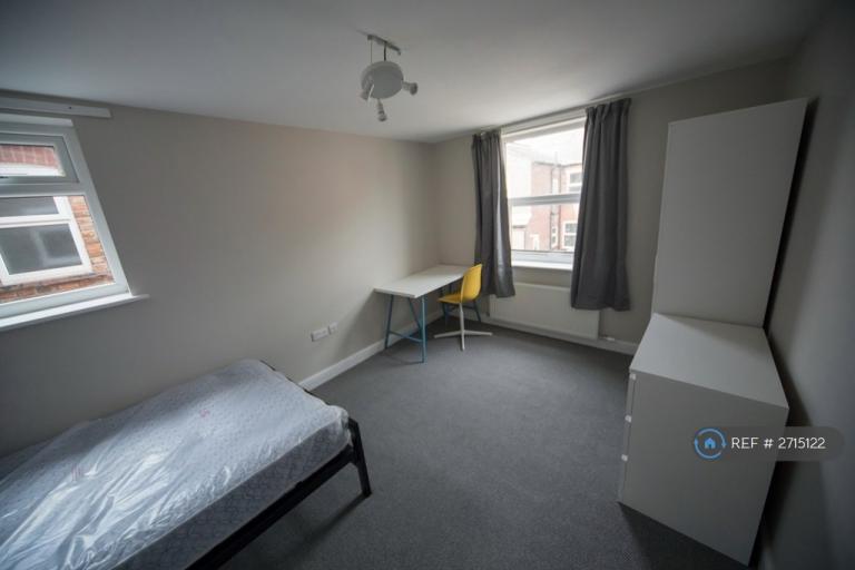 7 bedroom house in Ruskin Avenue, Manchester, M14 (7 bed) (#2715122)