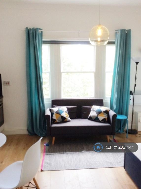 Studio flat in King Henrys Road, London, NW3 (#2821444)