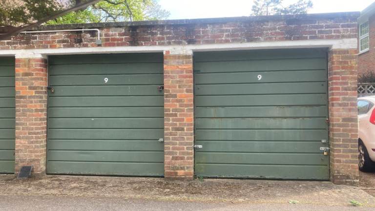 Double garage to Rent 