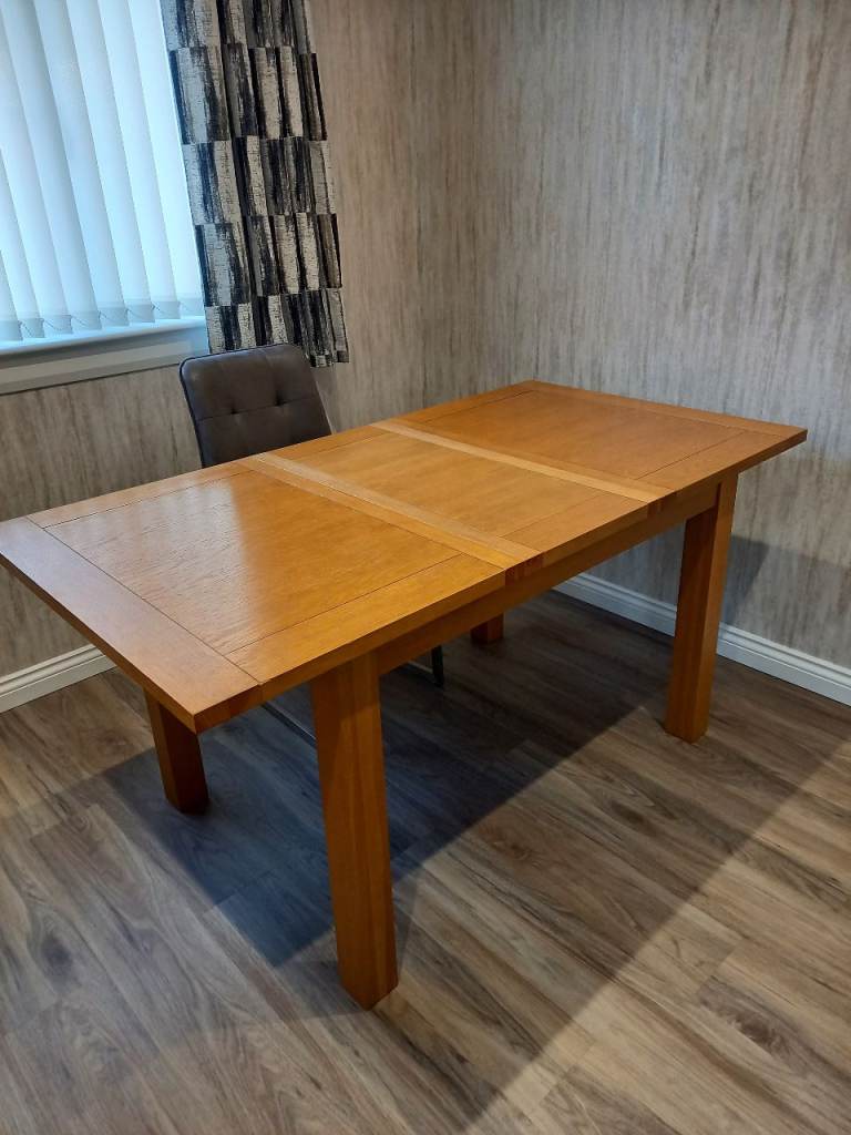 EXTENDABLE DINING TABLE