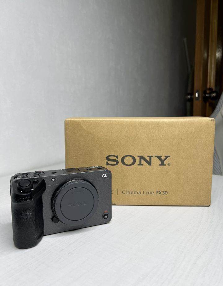 Sony FX30, approx. 1000 actuations Like New - Warranty until 11/2026