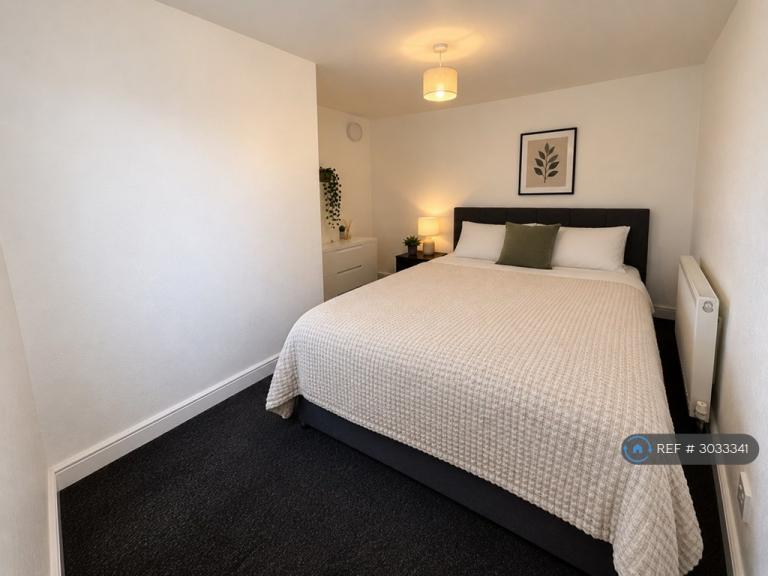 1 bedroom flat in Exchange Street, Colne, BB8 (1 bed) (#3033341)