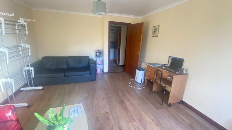 Room available in 2 bedrooms flat