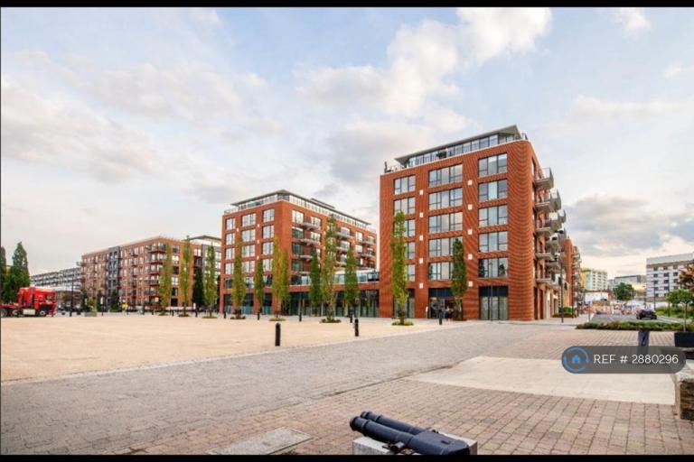 1 bedroom flat in Woolwich Arsenal D L R Station, London, SE18 (1 bed) (#2880296)