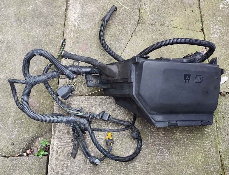 Ford Mondeo MK4 Under Bonnet Fuse Relay Box With Cover Lid £10
