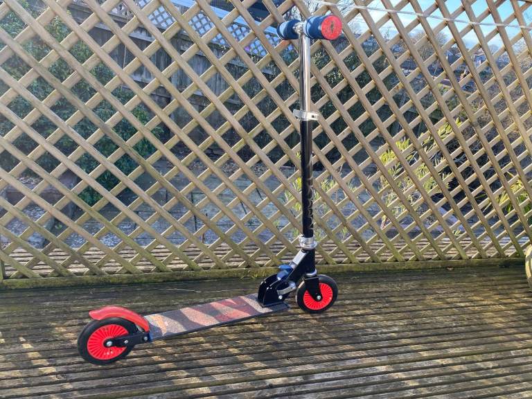 🕷️ Spiderman Scooter – Very Good Condition – £10