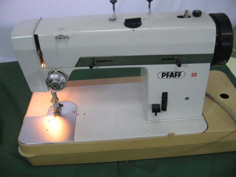 Vintage Pfaff 96 Sewing Machine with Foot Pedal – £59.99