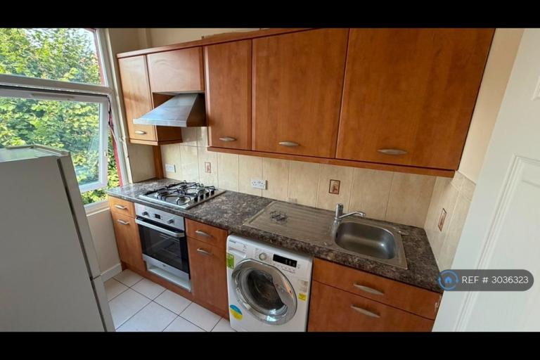 1 bedroom flat in Links Road, London, SW17 (1 bed) (#3036323)