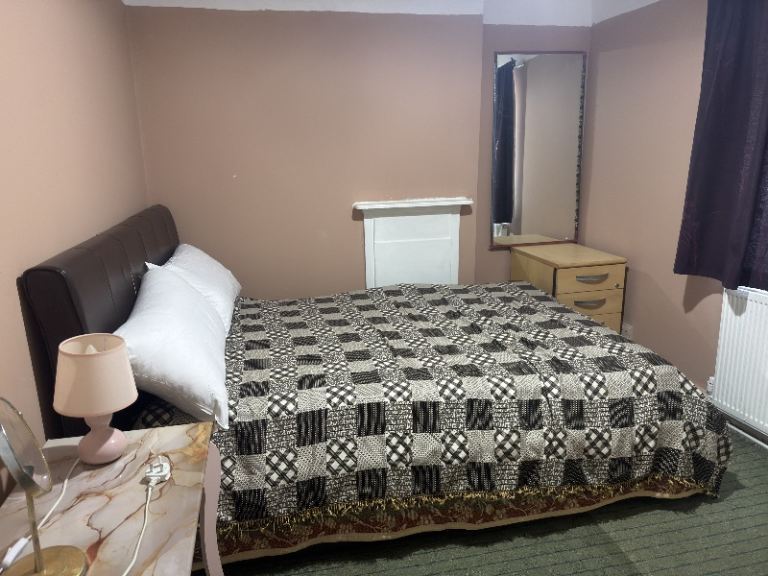 Spacious Double Room to Rent – Mitcham Junction, CR4