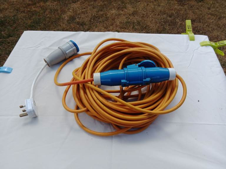 Hook up cable with 3 pin plugs adaptor