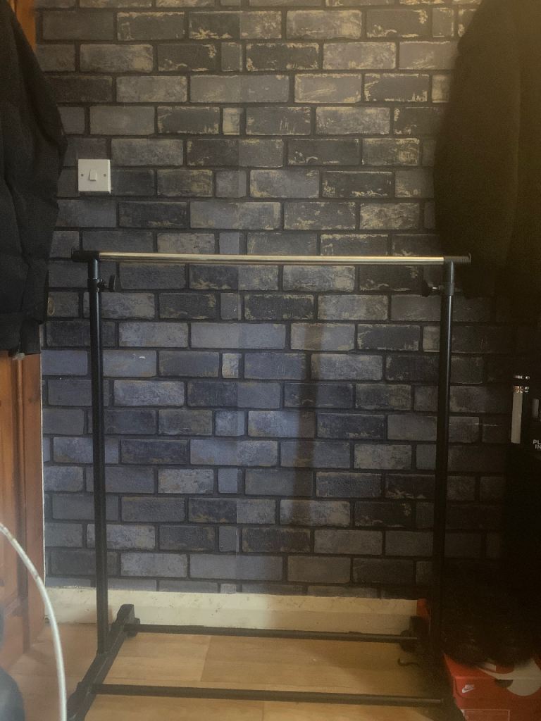 Black Metal Clothes Rail with Extendable Bar – Good Condition
