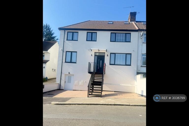 3 bedroom flat in Warwick Road, Barnet, EN5 (3 bed) (#3036799)