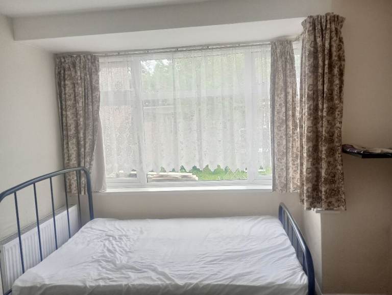 Hounslow / Heston / Heathrow LARGE ROOM for Single Person (£150PW)